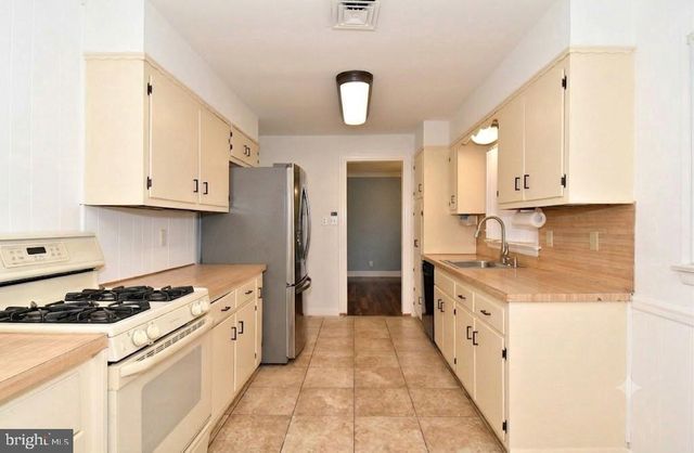 5 ROYAL OAK RD, Lawrence Township, NJ 08648