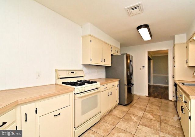 5 ROYAL OAK RD, Lawrence Township, NJ 08648