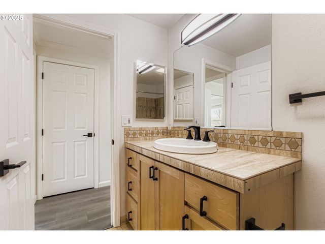 3990 CARMAN Dr, Lake Oswego, OR 97035