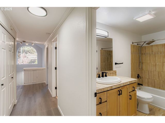 3990 CARMAN Dr, Lake Oswego, OR 97035