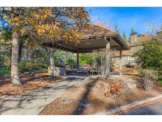 3990 CARMAN Dr, Lake Oswego, OR 97035