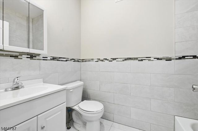 117 Cross St, Harrison Town, NJ 07029