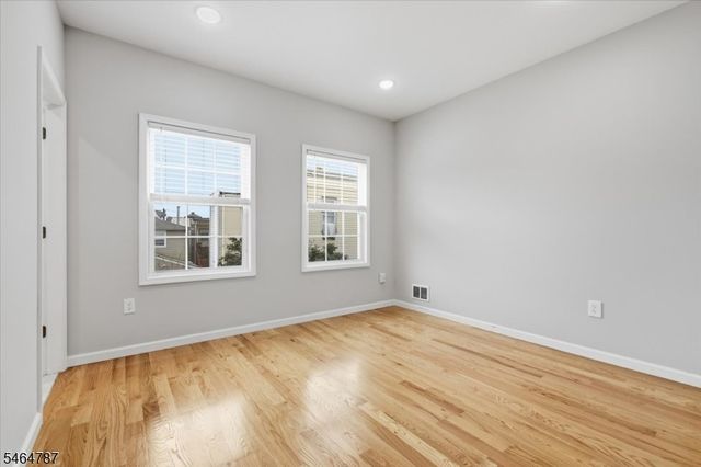 117 Cross St, Harrison Town, NJ 07029