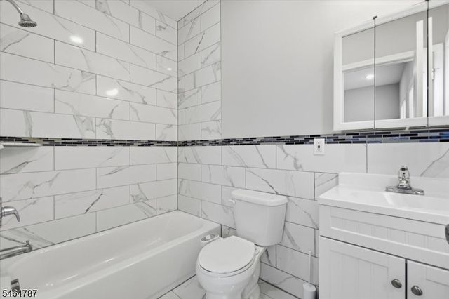 117 Cross St, Harrison Town, NJ 07029