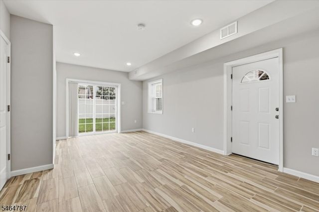 117 Cross St, Harrison Town, NJ 07029