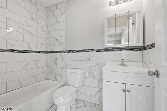 117 Cross St, Harrison Town, NJ 07029