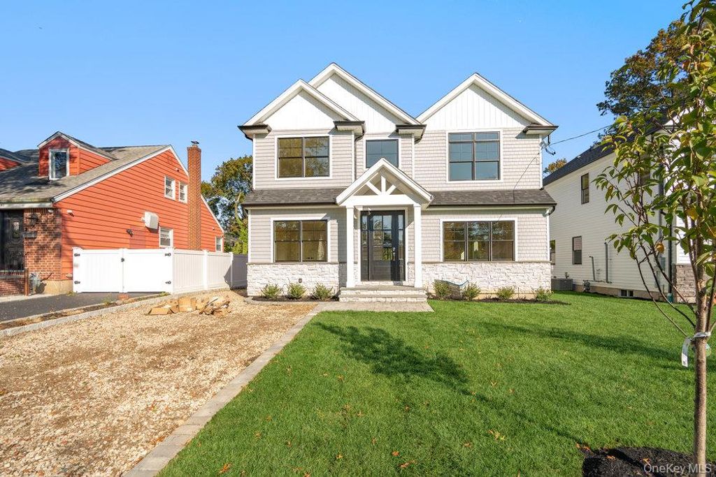 47 Netz Place, Albertson, NY 11507