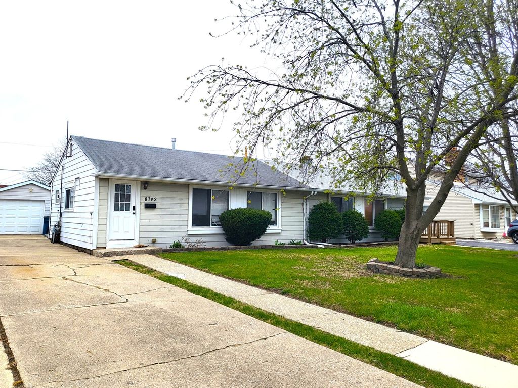 8742 S Duffy Avenue, Hometown, IL 60456