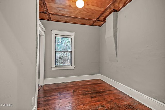 1021 Lawrence Avenue, Bristol, VA 24201