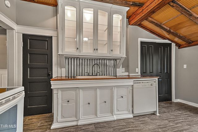 1021 Lawrence Avenue, Bristol, VA 24201