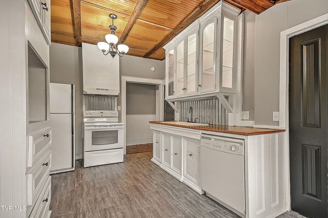 1021 Lawrence Avenue, Bristol, VA 24201