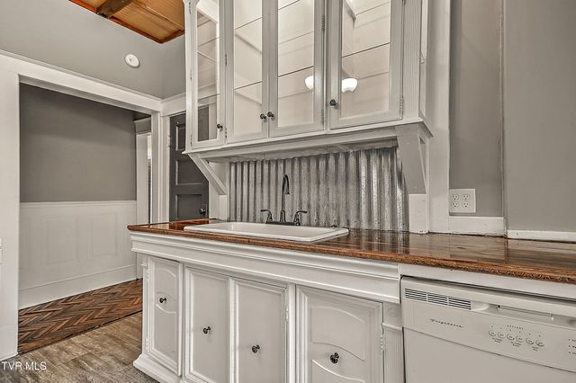 1021 Lawrence Avenue, Bristol, VA 24201