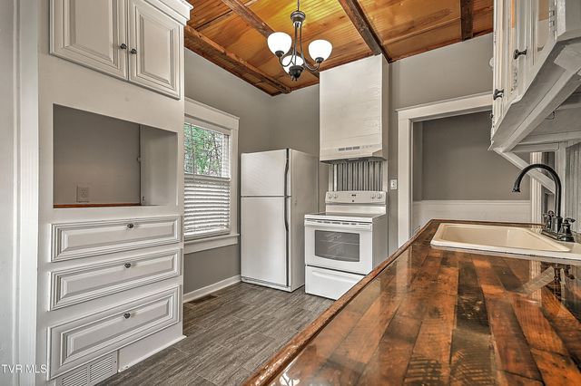 1021 Lawrence Avenue, Bristol, VA 24201