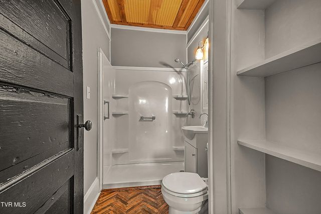 1021 Lawrence Avenue, Bristol, VA 24201