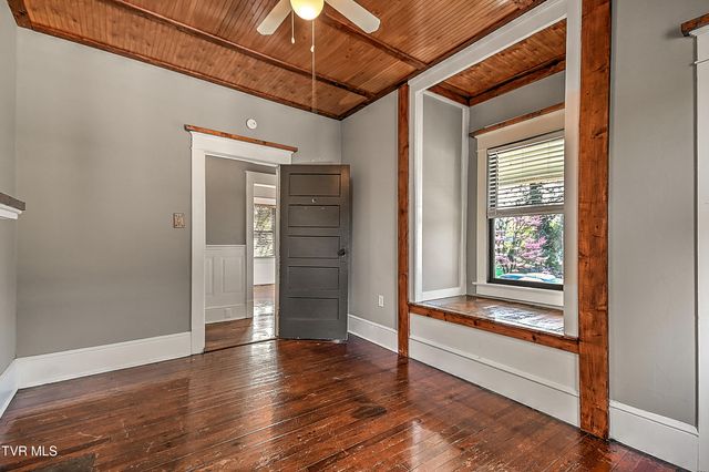 1021 Lawrence Avenue, Bristol, VA 24201