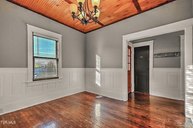 1021 Lawrence Avenue, Bristol, VA 24201