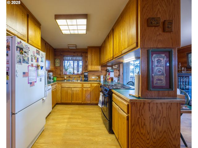 173 PARK St, Glide, OR 97443