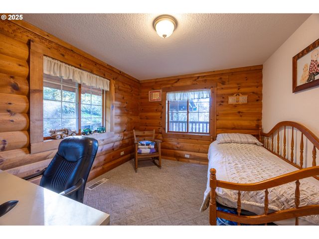 173 PARK St, Glide, OR 97443