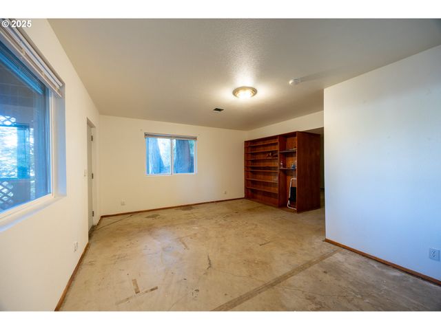 173 PARK St, Glide, OR 97443