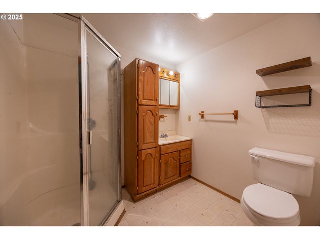 173 PARK St, Glide, OR 97443