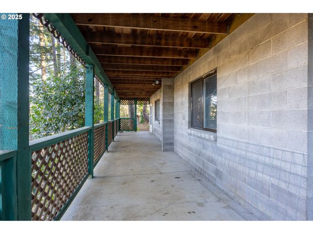 173 PARK St, Glide, OR 97443