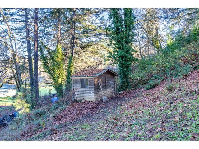 173 PARK St, Glide, OR 97443