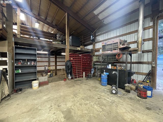 173 PARK St, Glide, OR 97443