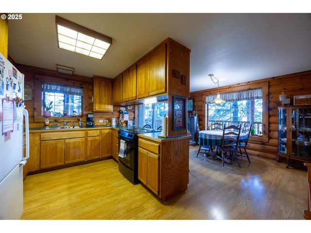 173 PARK St, Glide, OR 97443