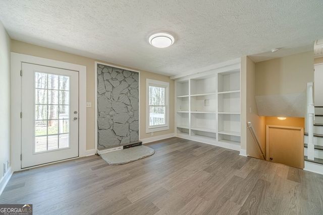 1086 Oak Road SW, Lilburn, GA 30047