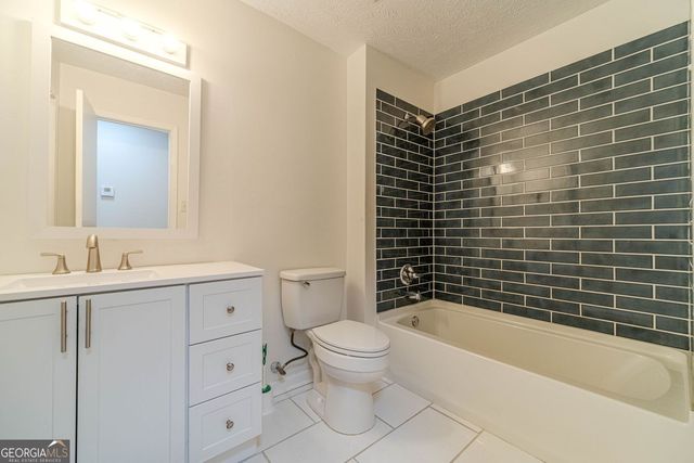 1086 Oak Road SW, Lilburn, GA 30047