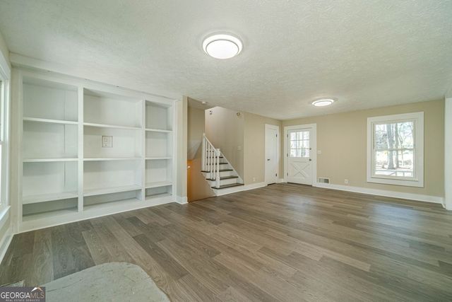 1086 Oak Road SW, Lilburn, GA 30047