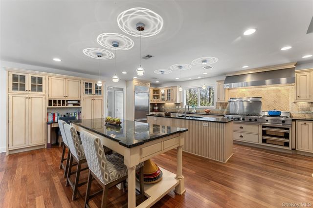 110 Round Hill Road, Scarsdale, NY 10583