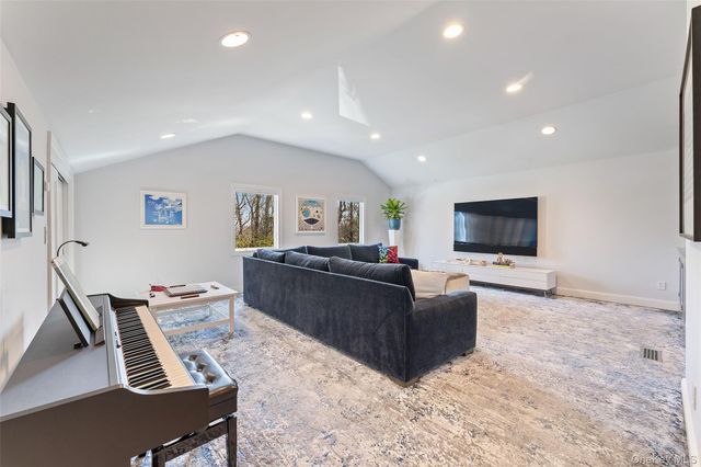 110 Round Hill Road, Scarsdale, NY 10583