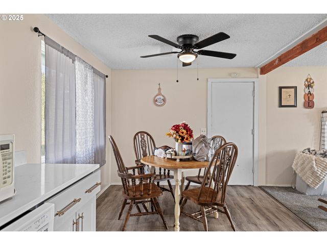 1893 SUNSET Ln, Myrtle Point, OR 97458