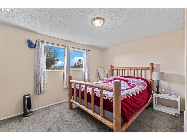 1893 SUNSET Ln, Myrtle Point, OR 97458