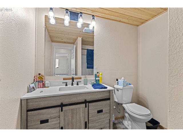 1893 SUNSET Ln, Myrtle Point, OR 97458