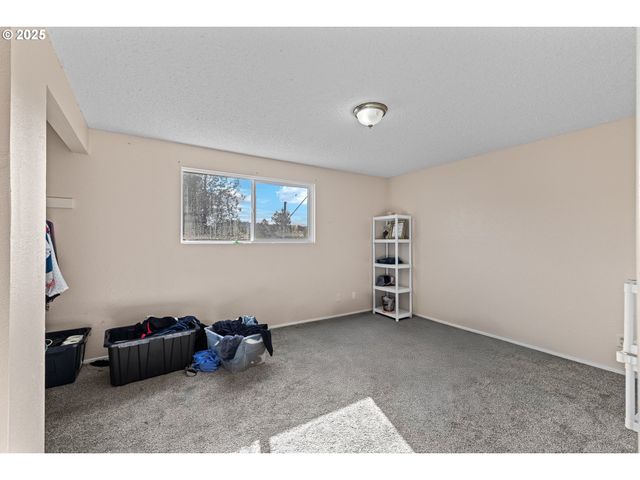 1893 SUNSET Ln, Myrtle Point, OR 97458