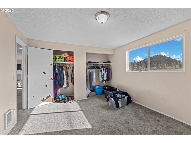 1893 SUNSET Ln, Myrtle Point, OR 97458