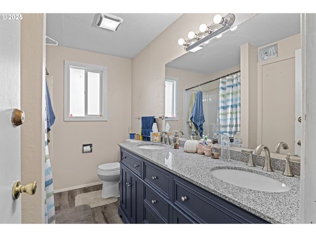 1893 SUNSET Ln, Myrtle Point, OR 97458