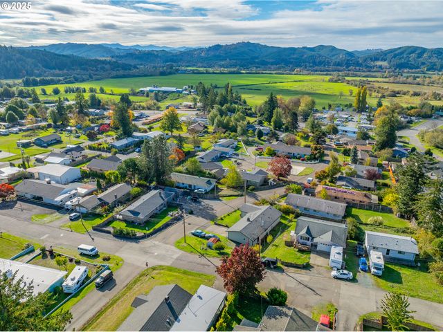 1893 SUNSET Ln, Myrtle Point, OR 97458