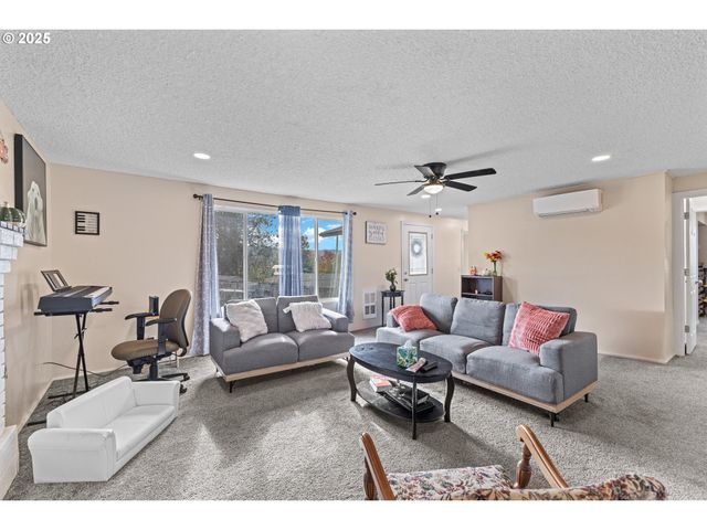 1893 SUNSET Ln, Myrtle Point, OR 97458