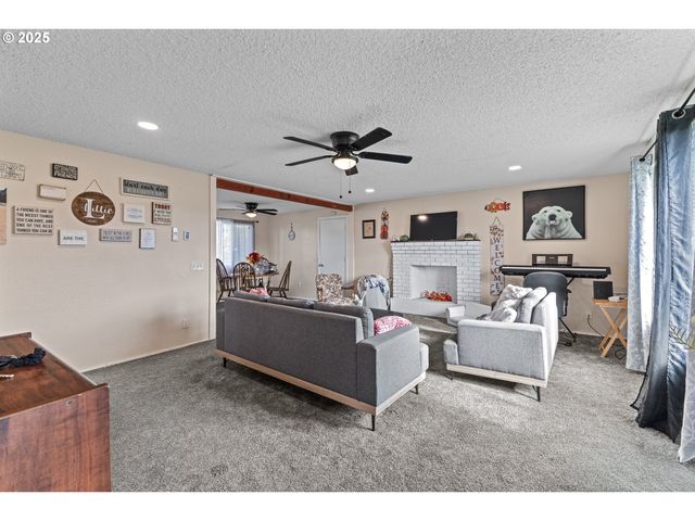 1893 SUNSET Ln, Myrtle Point, OR 97458