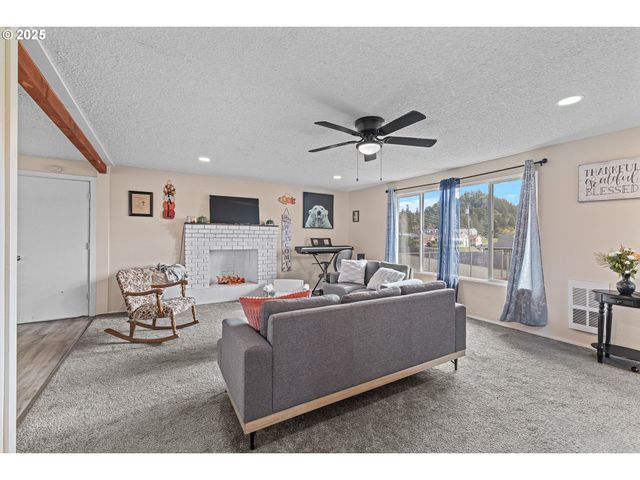 1893 SUNSET Ln, Myrtle Point, OR 97458