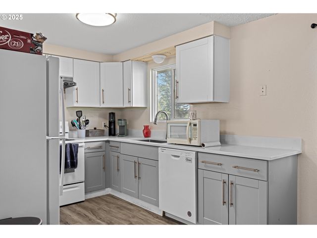 1893 SUNSET Ln, Myrtle Point, OR 97458