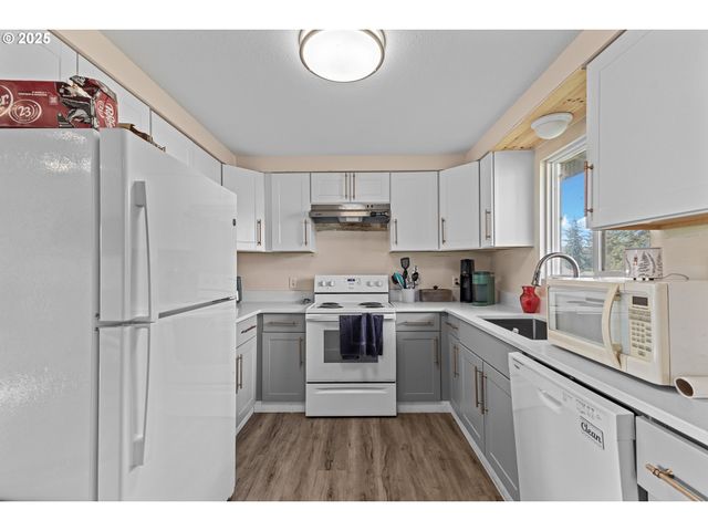 1893 SUNSET Ln, Myrtle Point, OR 97458