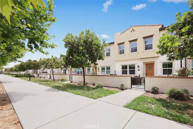2817 E Brut Privado 90, Ontario, CA 91761