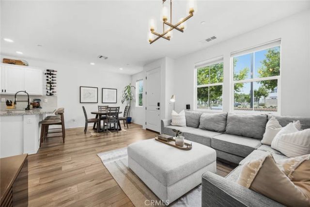 2817 E Brut Privado 90, Ontario, CA 91761