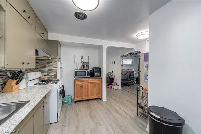 1402 E 185th Street, Cleveland, OH 44110