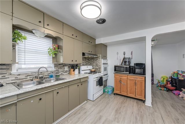 1402 E 185th Street, Cleveland, OH 44110