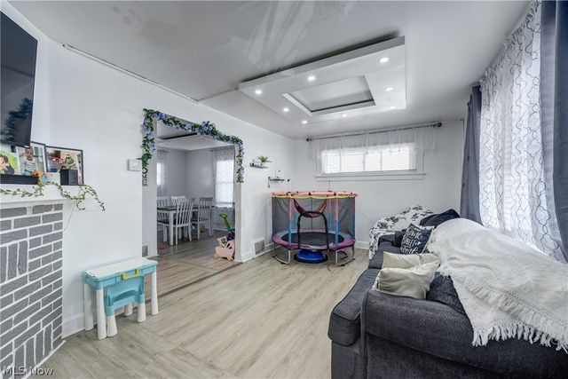 1402 E 185th Street, Cleveland, OH 44110